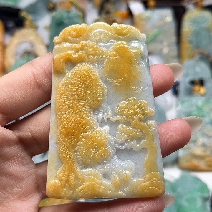 翡翠未镶嵌颈饰猛虎