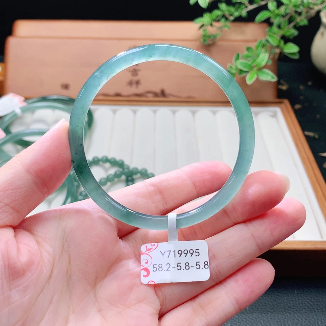 翡翠未镶嵌手镯（圆镯）