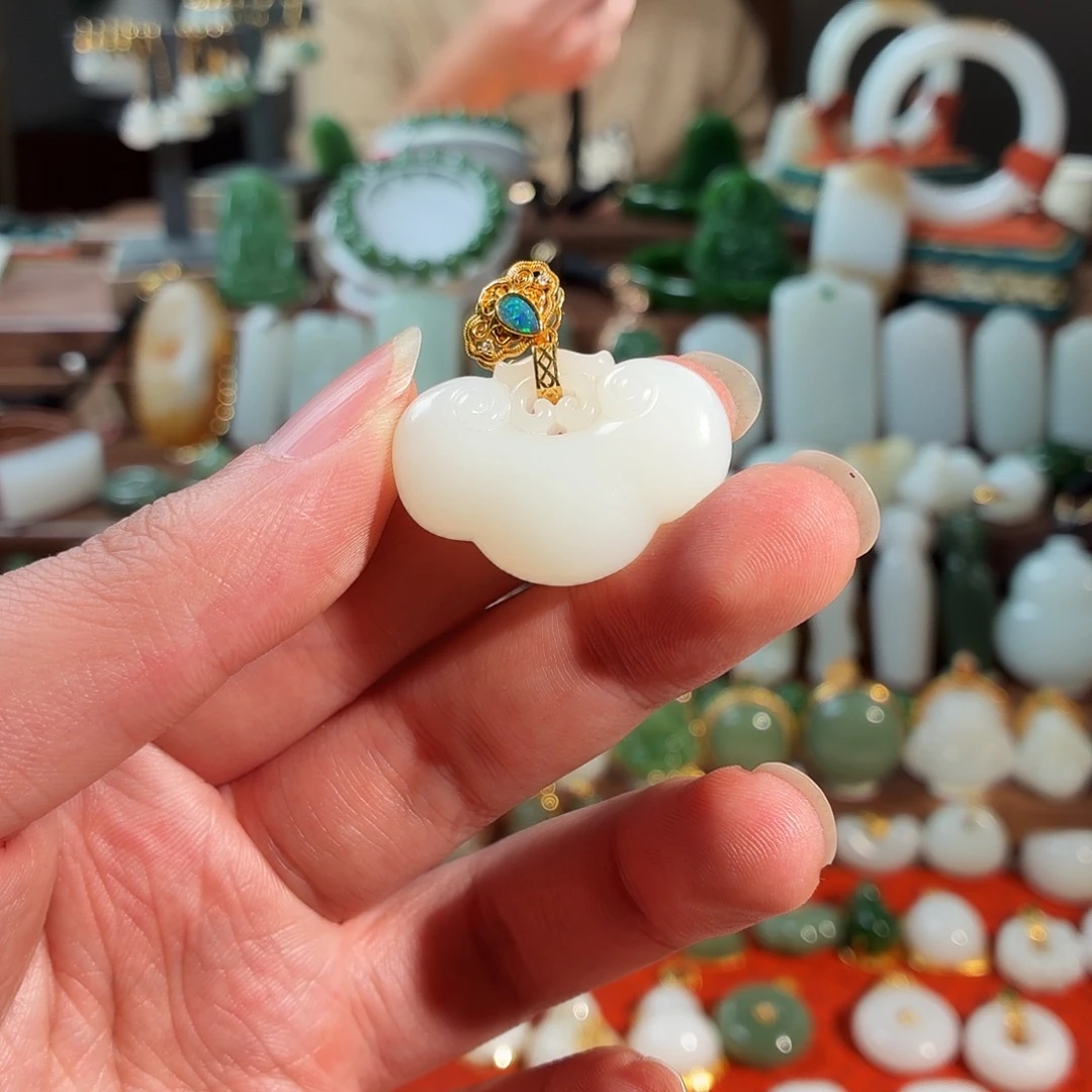 和田玉18K金镶嵌颈饰