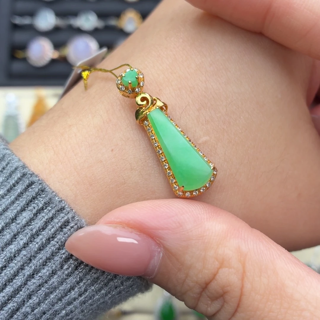 翡翠18K金镶嵌颈饰