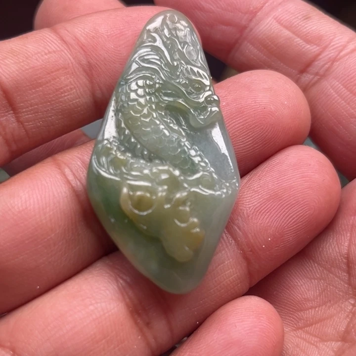 翡翠颈饰未镶嵌龙牌