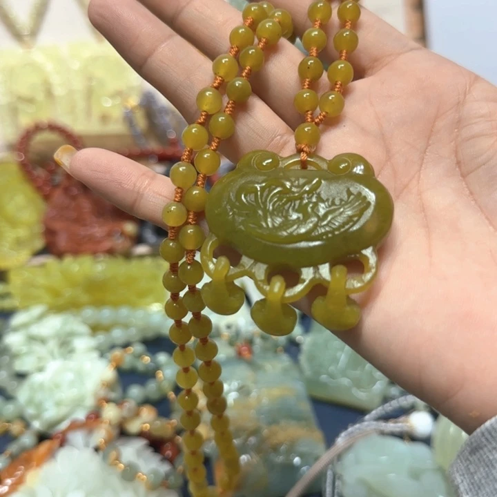 未镶嵌蛇纹石玉吊坠