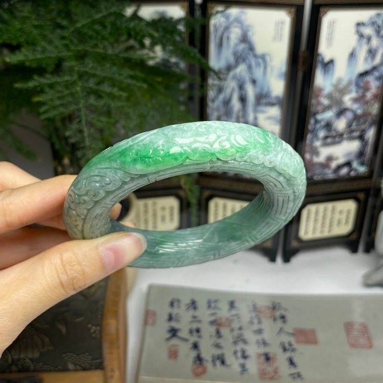 58.4飘绿豆色复古龙凤呈祥圆条 天然翡翠A货手镯