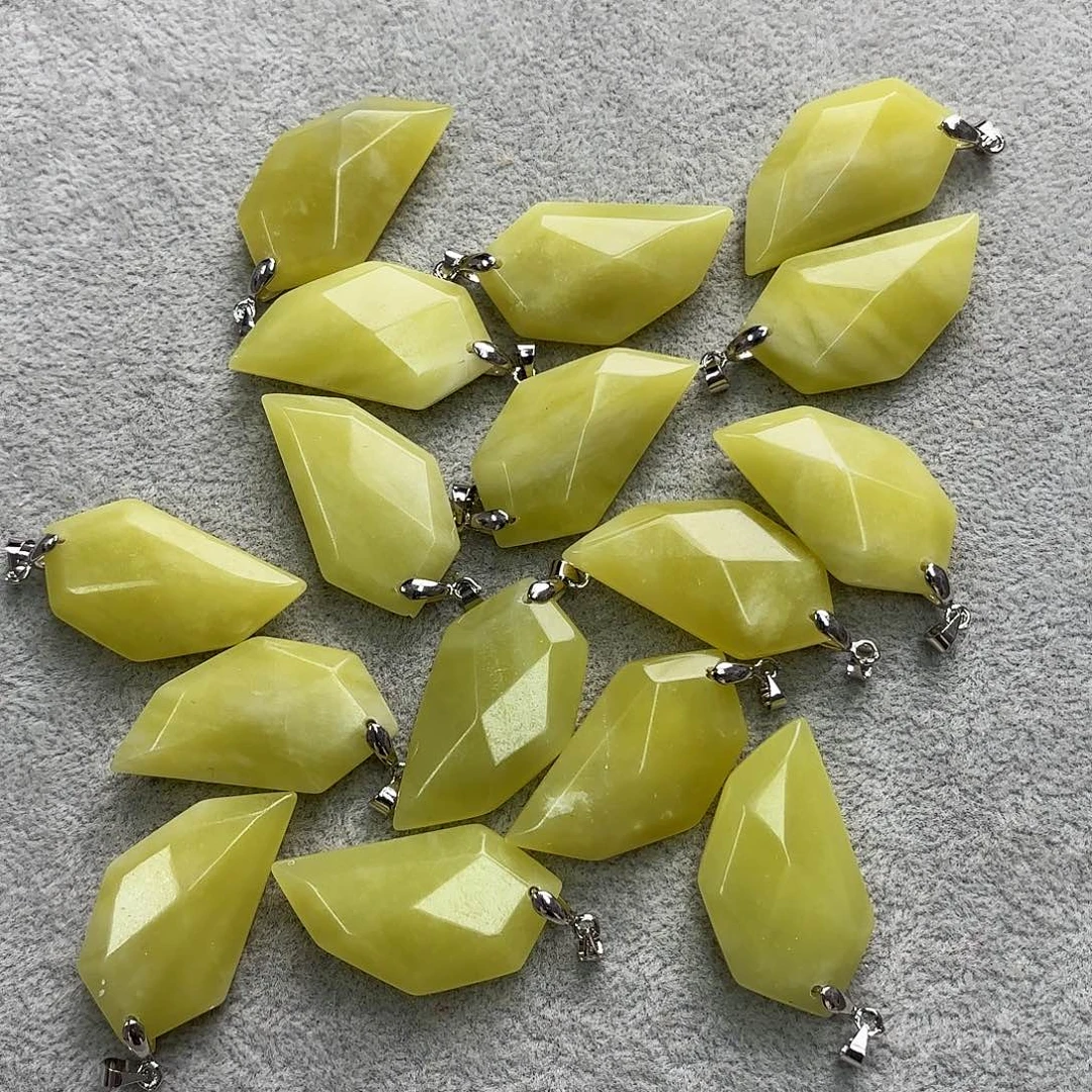 玛瑙/玉髓未镶嵌珠宝半成品20×38岫玉吊坠叶子一颗