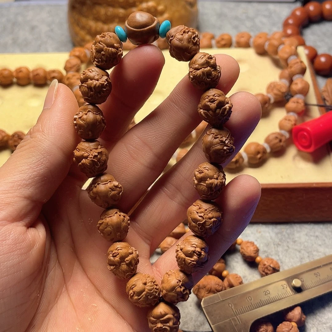 龙纹桃核雕刻荷叶财神