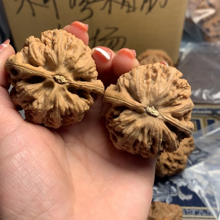 吊坠文玩核桃一****?粗筋