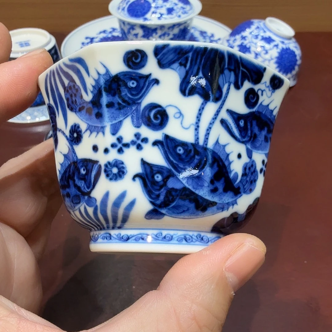 柴窑青花八方鱼藻纹杯