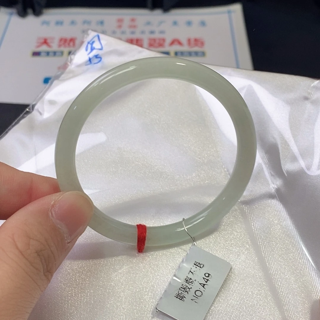 翡翠未镶嵌手镯（圆镯）