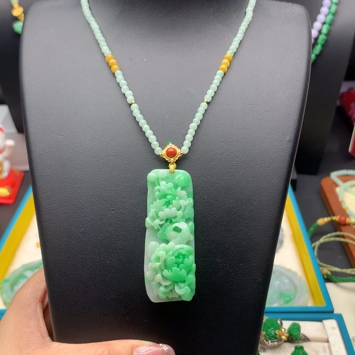 翡翠未镶嵌颈饰翡翠花牌
