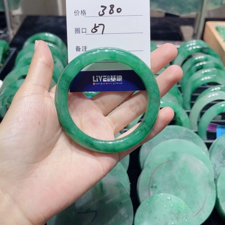 未镶嵌手镯石英质玉
