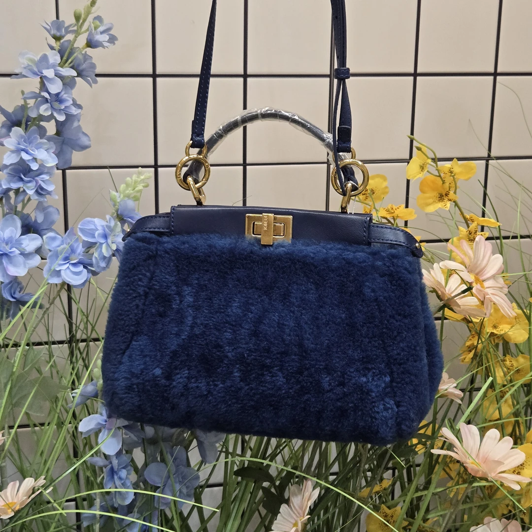 95新 FENDI/芬迪 达达/peekaboo蓝色毛毛斜挎包