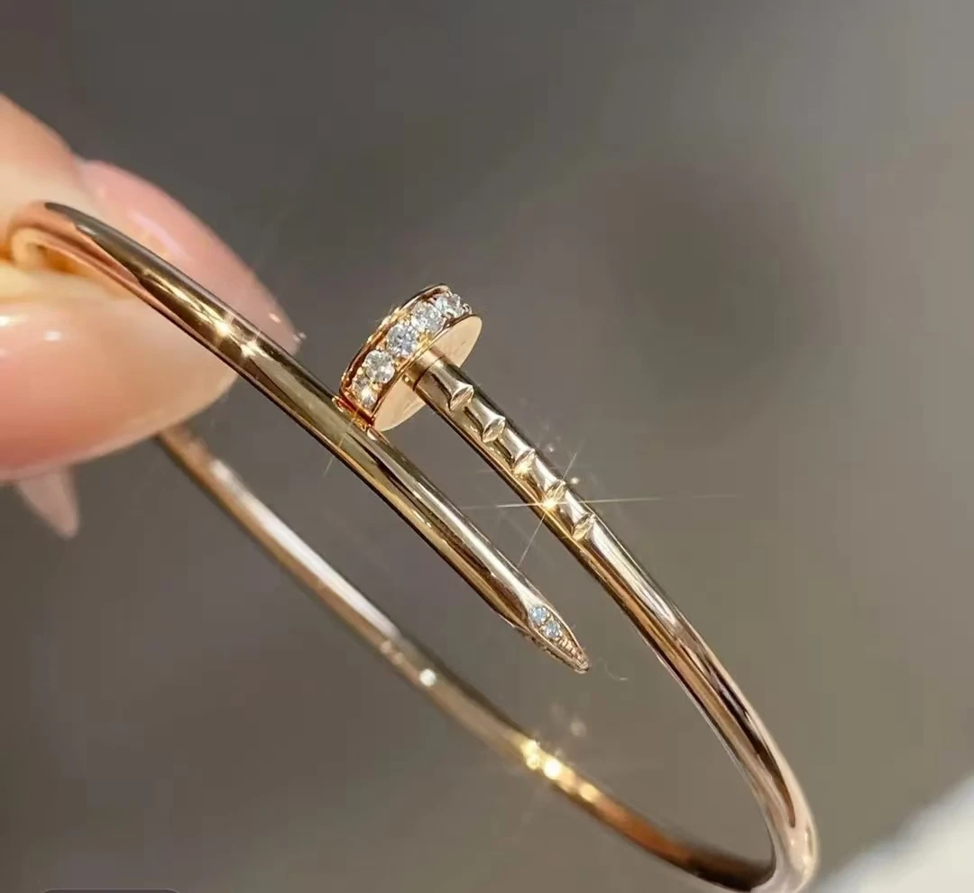 G新款V淦钉子手卓丝巾