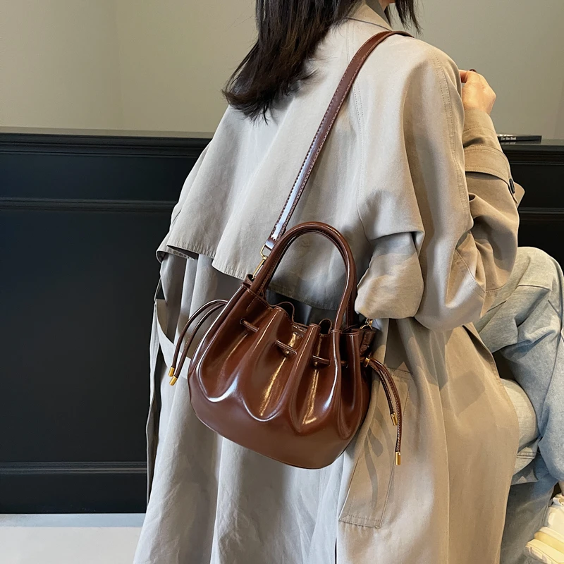 2024新款抽带水桶包高级百搭三色单肩秋冬时尚网红洋气休闲女士包