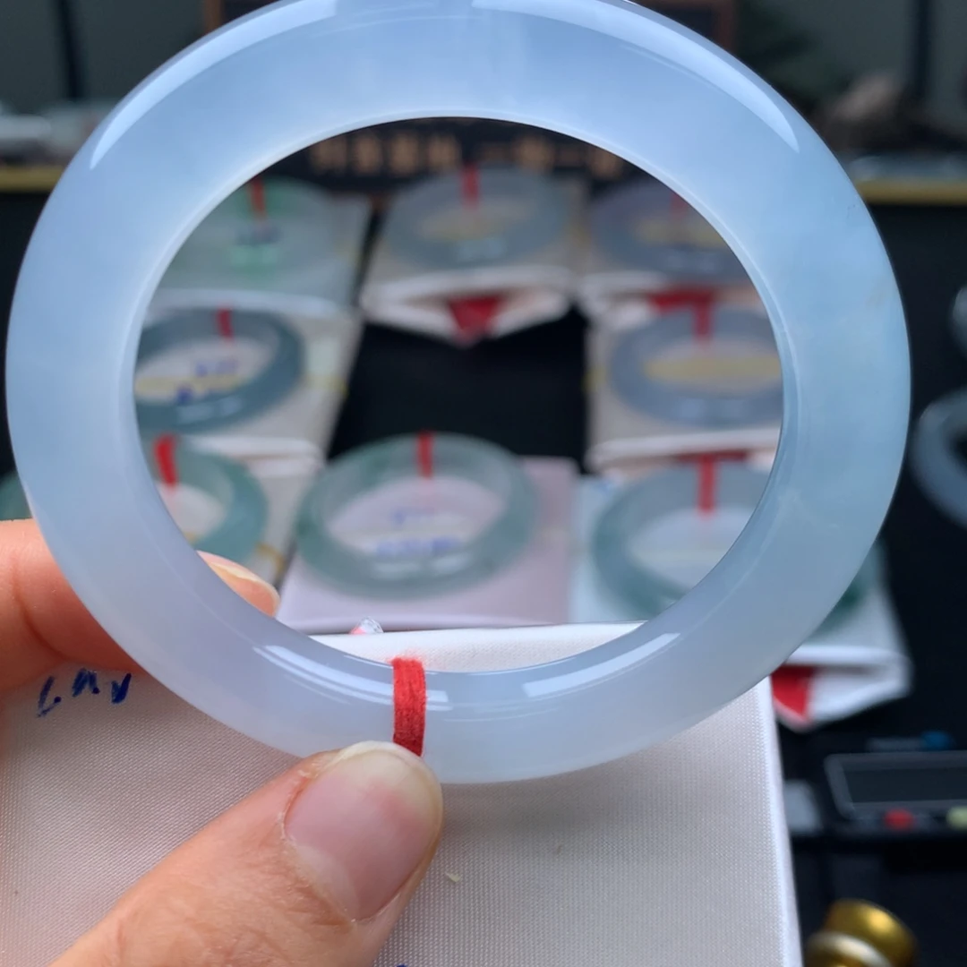 翡翠未镶嵌手镯全条冰透起光