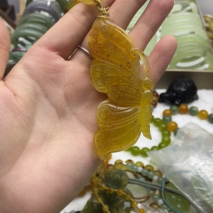 未镶嵌岫玉颈饰大蝴蝶