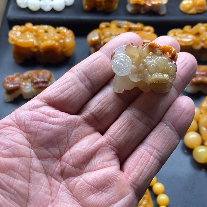 石英质玉（黄龙玉）未镶嵌颈饰