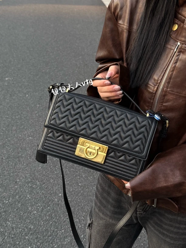 95新 FERRAGAMO/菲拉格慕 黑金V纹公文邮差手提单肩包