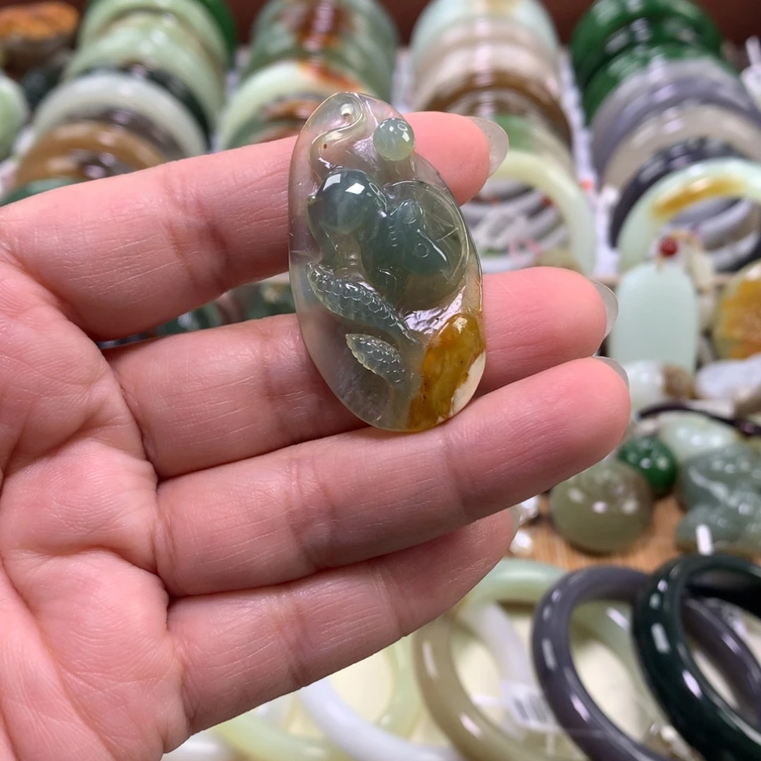 岫玉未镶嵌颈饰鼠