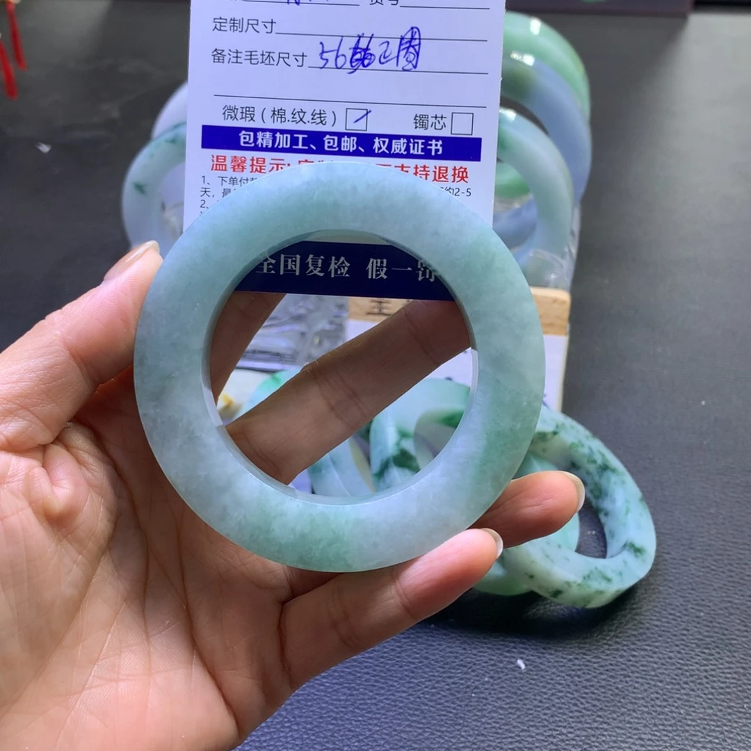 未镶嵌手镯定制翡翠向****聊
