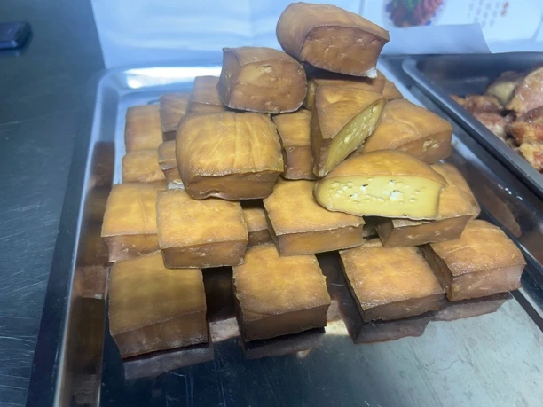 鄱阳侯家岗乡特色—柴火熏农家豆腐