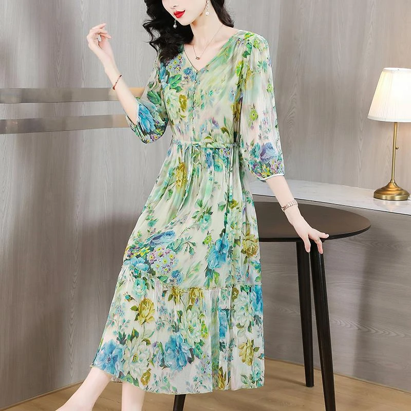 v领真丝碎花连衣裙女春夏季新款妈妈系带收腰a字显瘦气质中长款裙