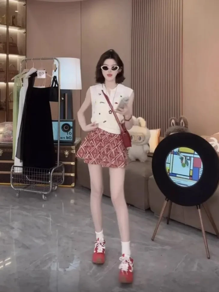 2025夏季法式温柔风白色流苏肌理提花挂脖连衣裙女抽皱度假风长裙