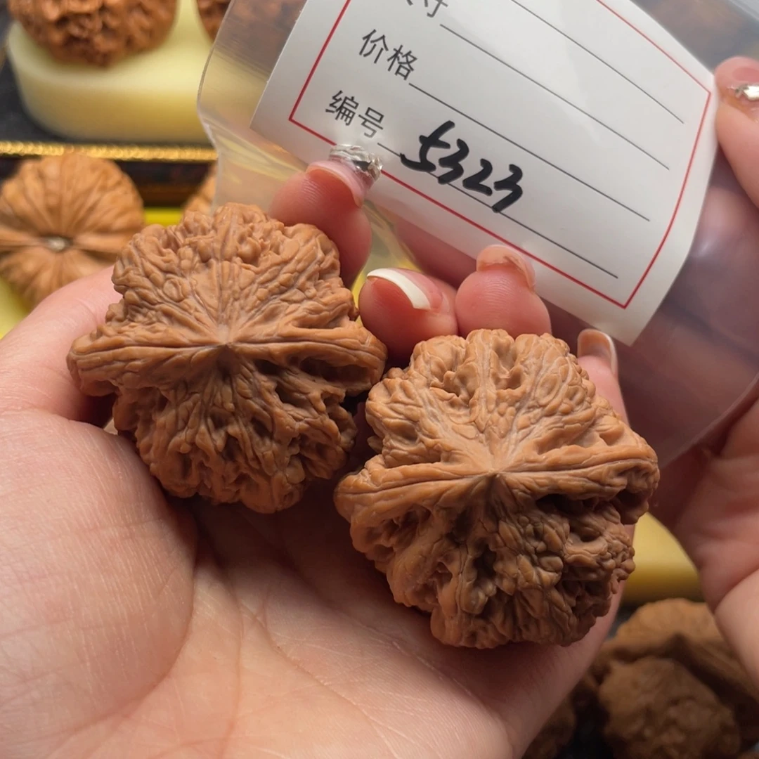 文玩核桃吊坠5323号44粗筋