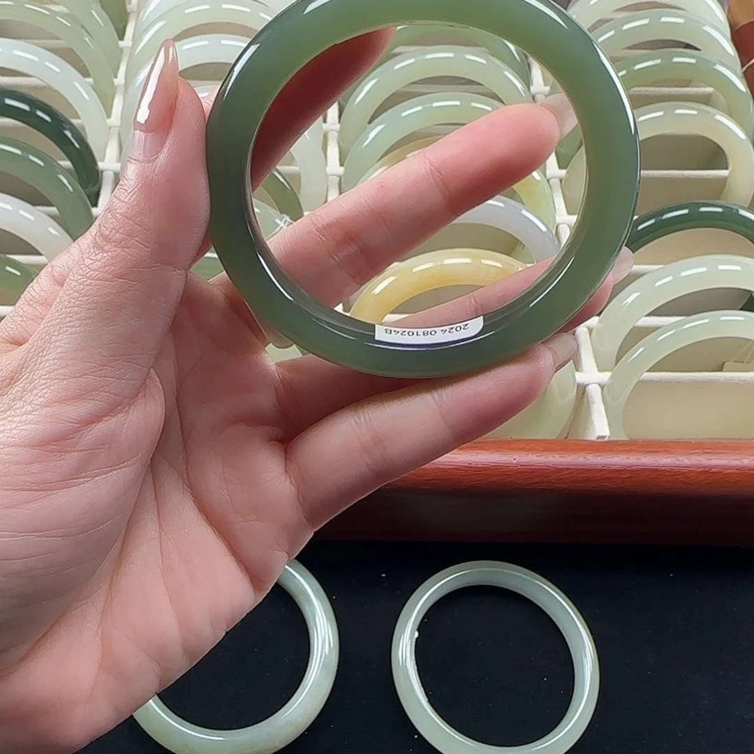 和田玉未镶嵌手镯