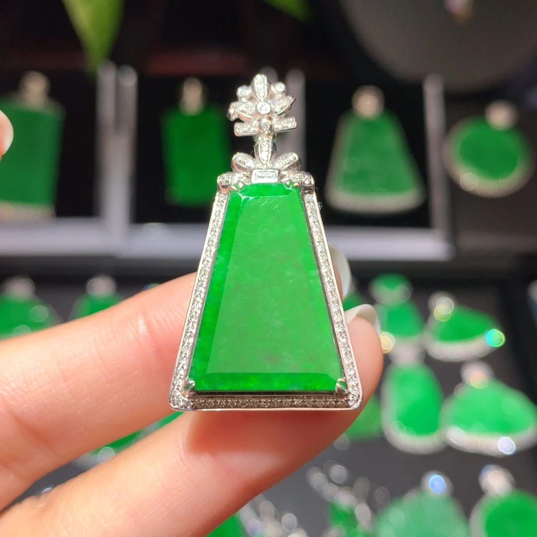 翡翠颈饰18K金镶嵌翡翠