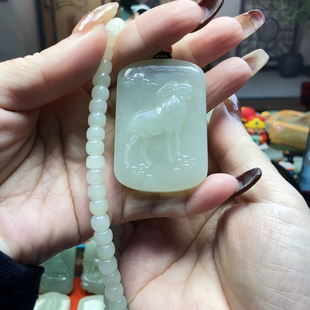 蕾****和田玉未镶嵌颈饰