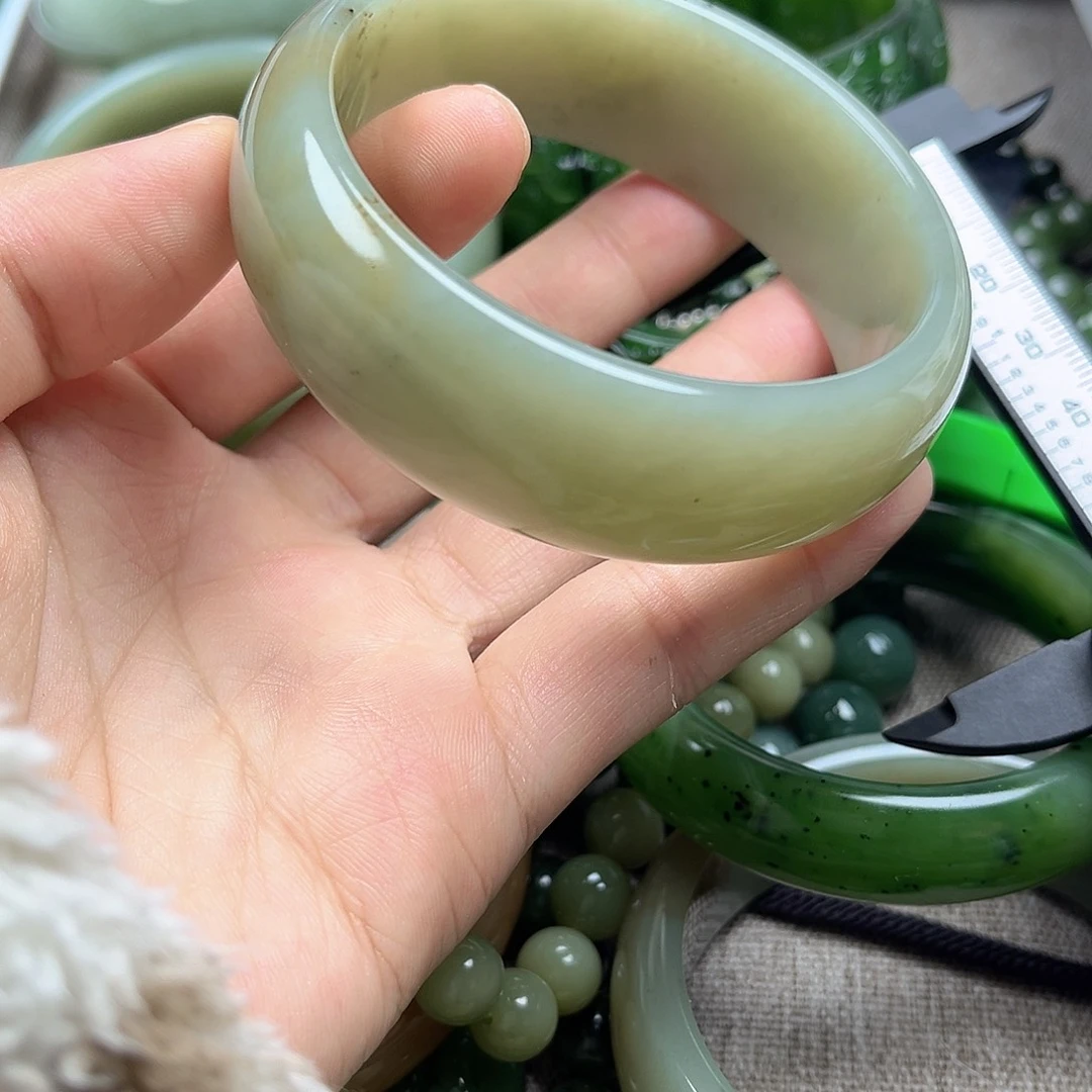 颖***子和田玉未镶嵌手镯