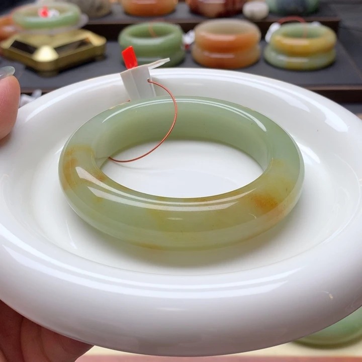 未镶嵌手镯石英岩玉