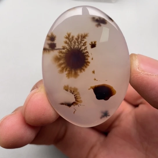 玛瑙/玉髓颈饰未镶嵌田**?