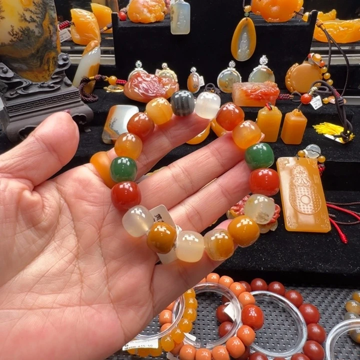 未镶嵌石英质玉（黄龙玉）颈饰