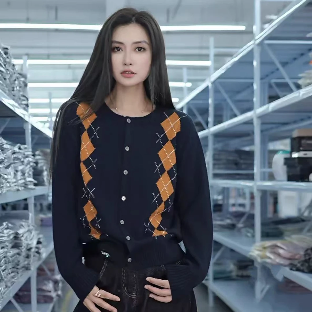 圆领舒适长袖2025秋季新款高级感上衣流行针织开衫简约撞色打底衫