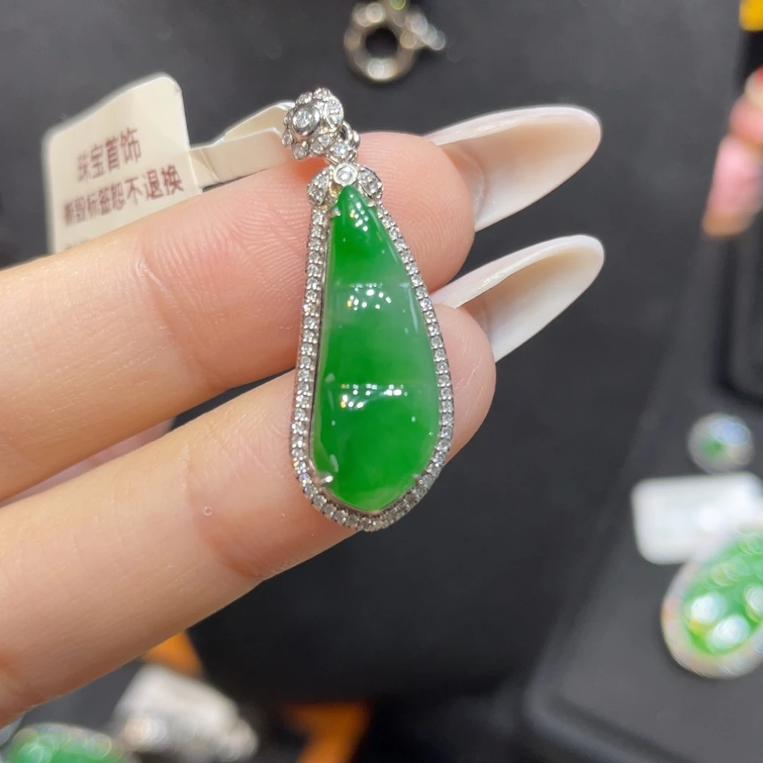 翡翠18K金镶嵌颈饰天然缅甸翡翠a货