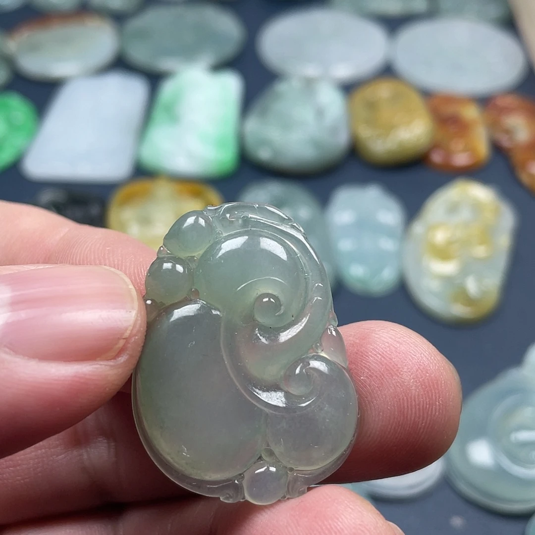 翡翠未镶嵌颈饰如意