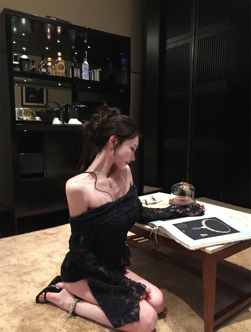 【古董玫瑰】性感辣妹气质立体蕾丝一字肩上衣秋季新款显瘦短裤套装