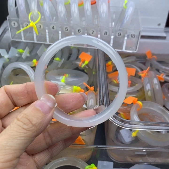 幸***草玛瑙/玉髓未镶嵌手镯000