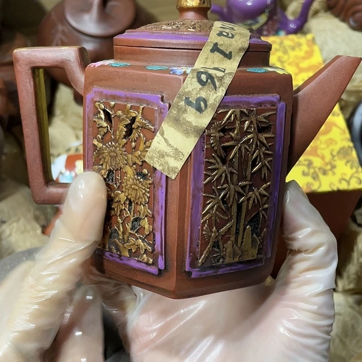 紫砂茶壶矿泥料，手工制作的一把紫砂壶。