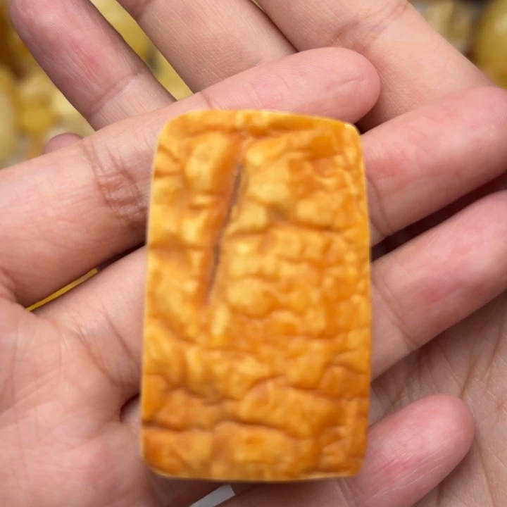 琥珀未镶嵌颈饰蜜蜡