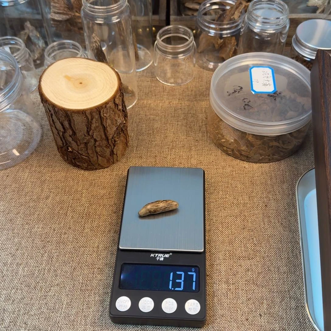 菩萨棋小吊坠1.37克