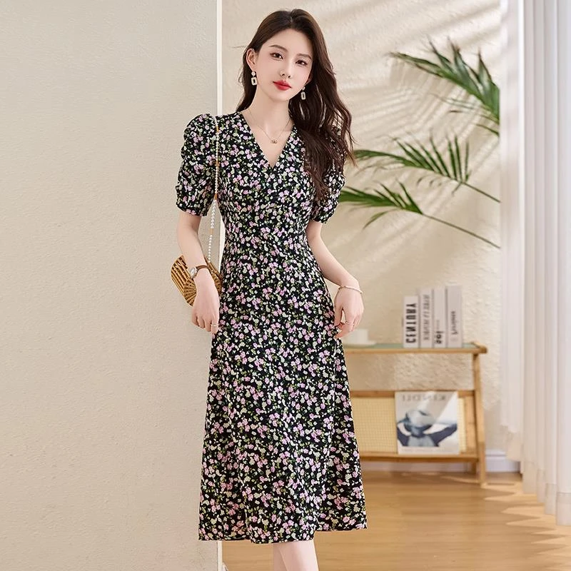 碎花连衣裙女款2025夏季新款时尚减龄短袖V领收腰过膝高级感裙子