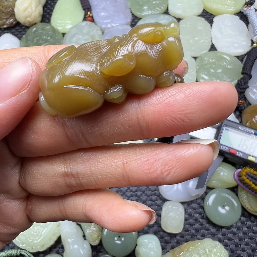 和田玉未镶嵌吊坠(赠链)