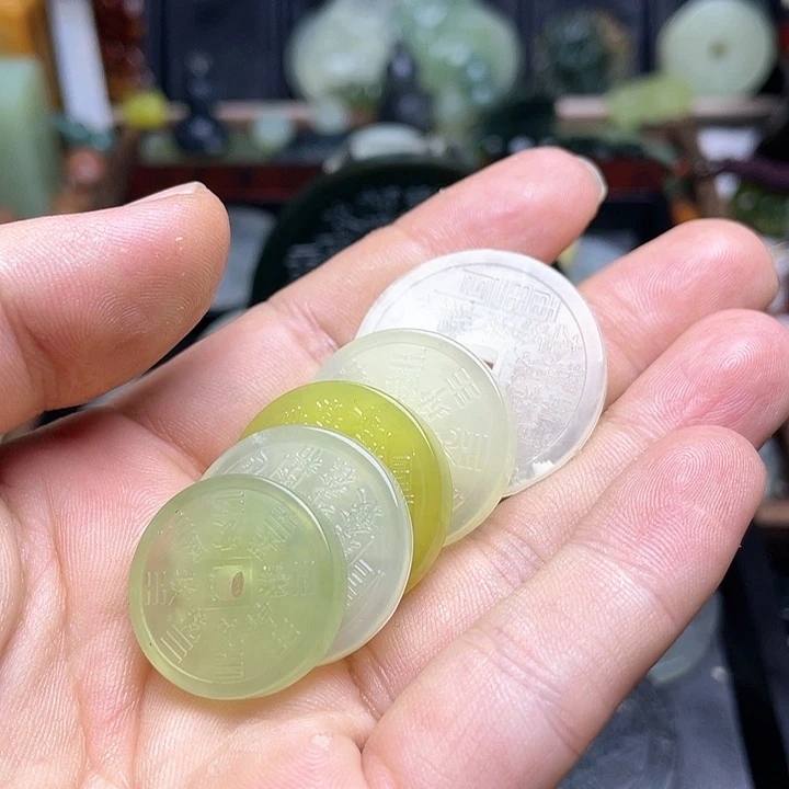 蛇纹石玉挂件未镶嵌?****田