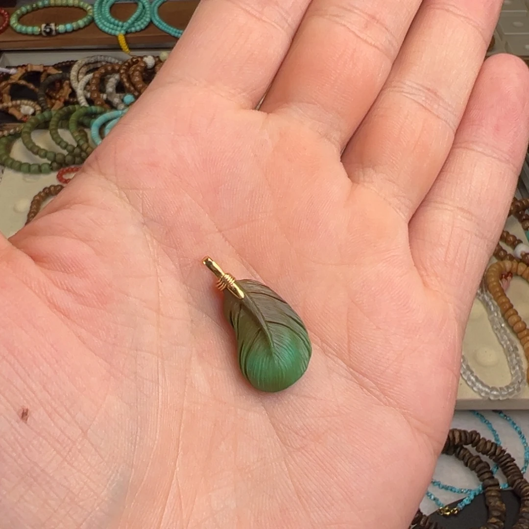 绿松石18K金镶嵌吊坠(不含链)手工雕刻羽毛吊坠