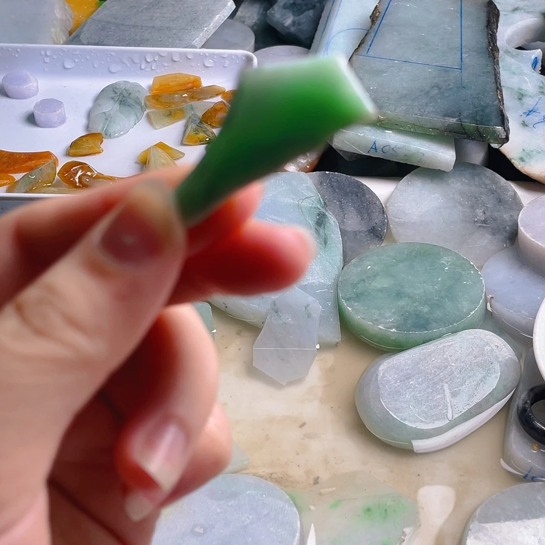 颈饰未镶嵌翡翠。