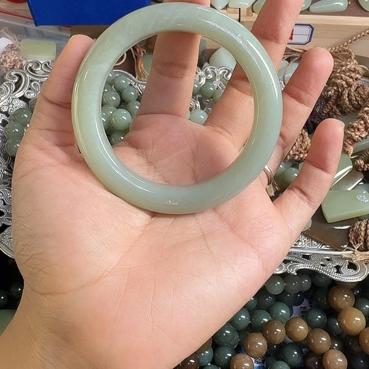 羽***生未镶嵌手镯和田玉