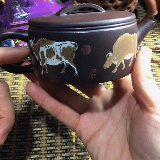 紫砂茶壶原矿泥料手工制作的紫砂壶。
