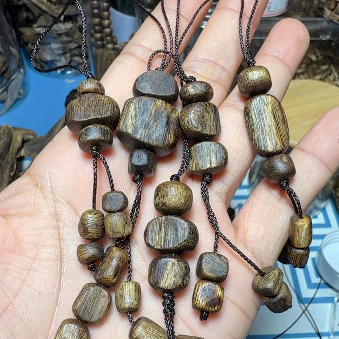 莺歌绿奇楠手机挂件